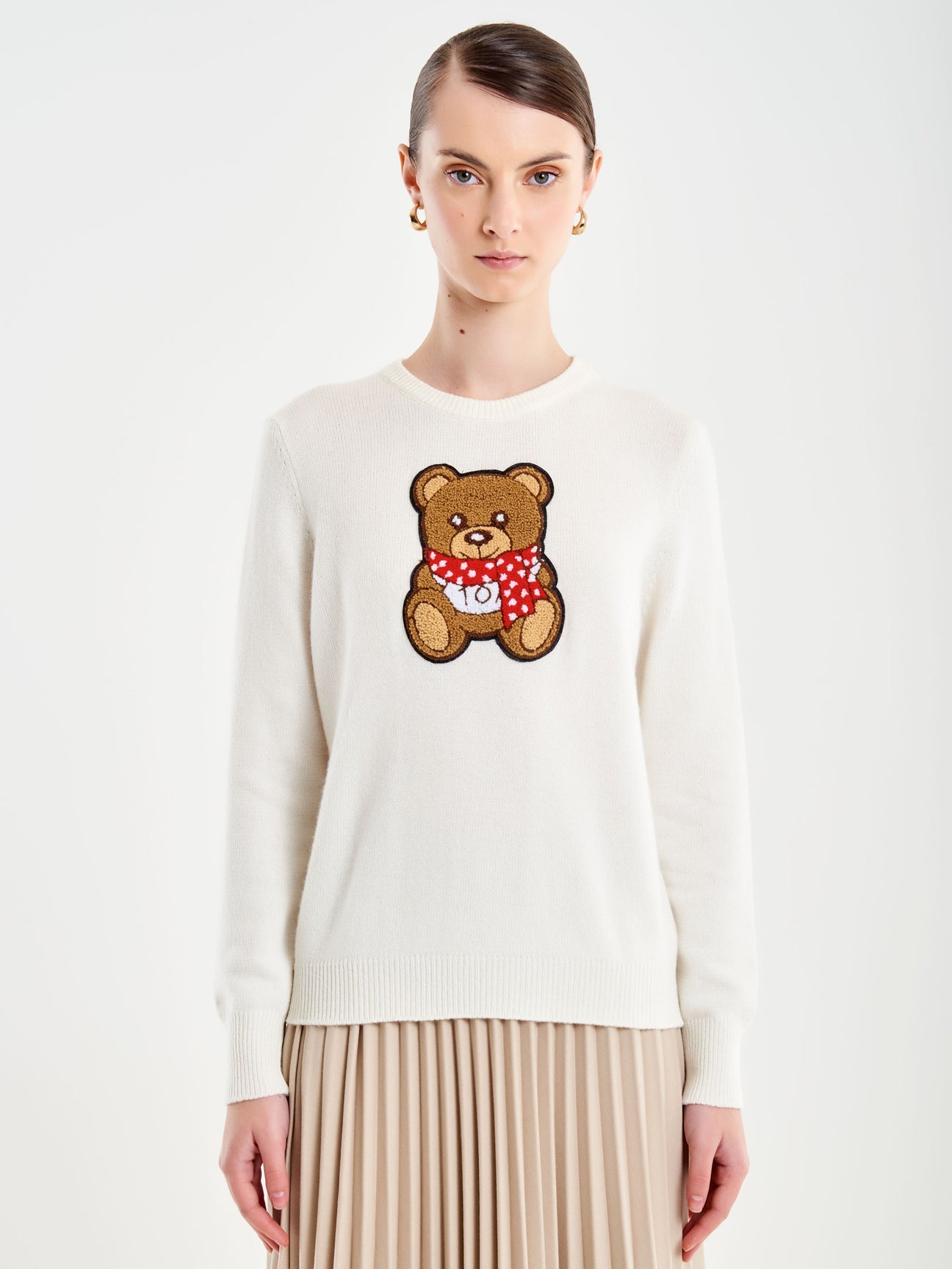 Pull patch con orso e sciarpa 77335f