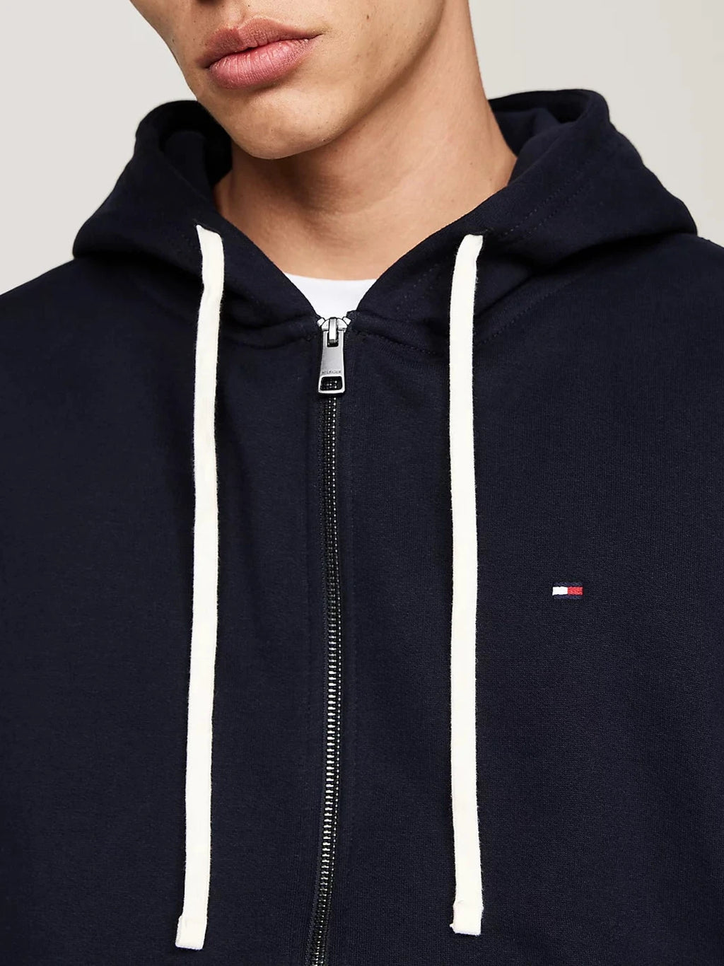 Felpa essential zip e cappuccio