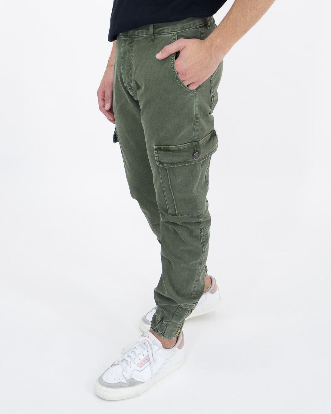 Trousers with pockets and cuffs