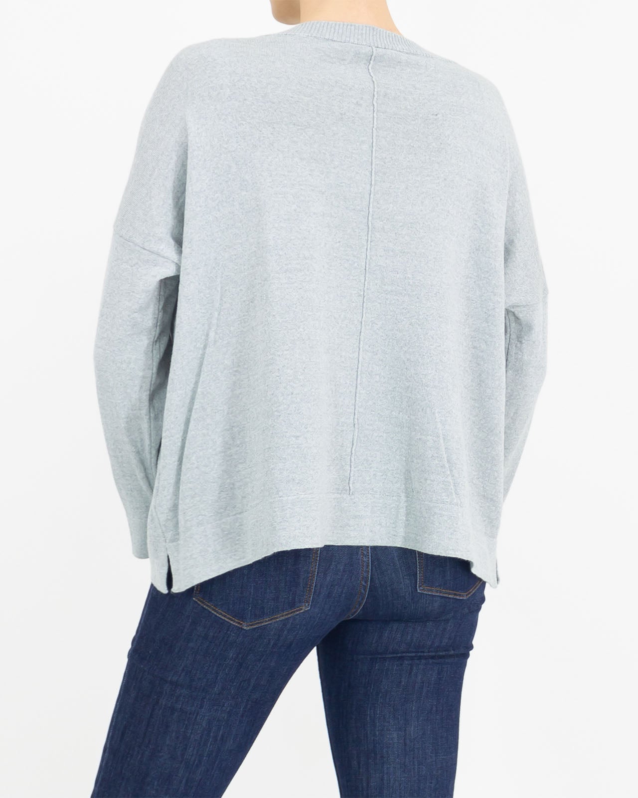 maglione in misto lana vergine, scollo a barchetta e manica lunga.